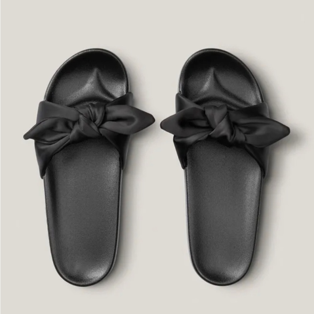 Victoria's Secret PINK Pure Black Bow Sandal
Slides SIZE MEDIUM 7/8